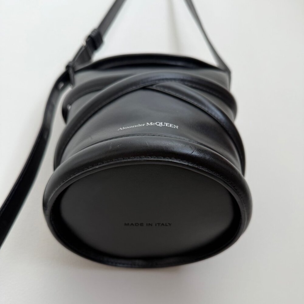 ALEXANDER MCQUEEN Small Curve Bucket Bag in Black Calf Leather - Picture 7 of 15